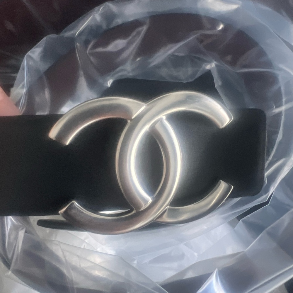 Authentic Chanel calfskin black/burgundy belt - size 80